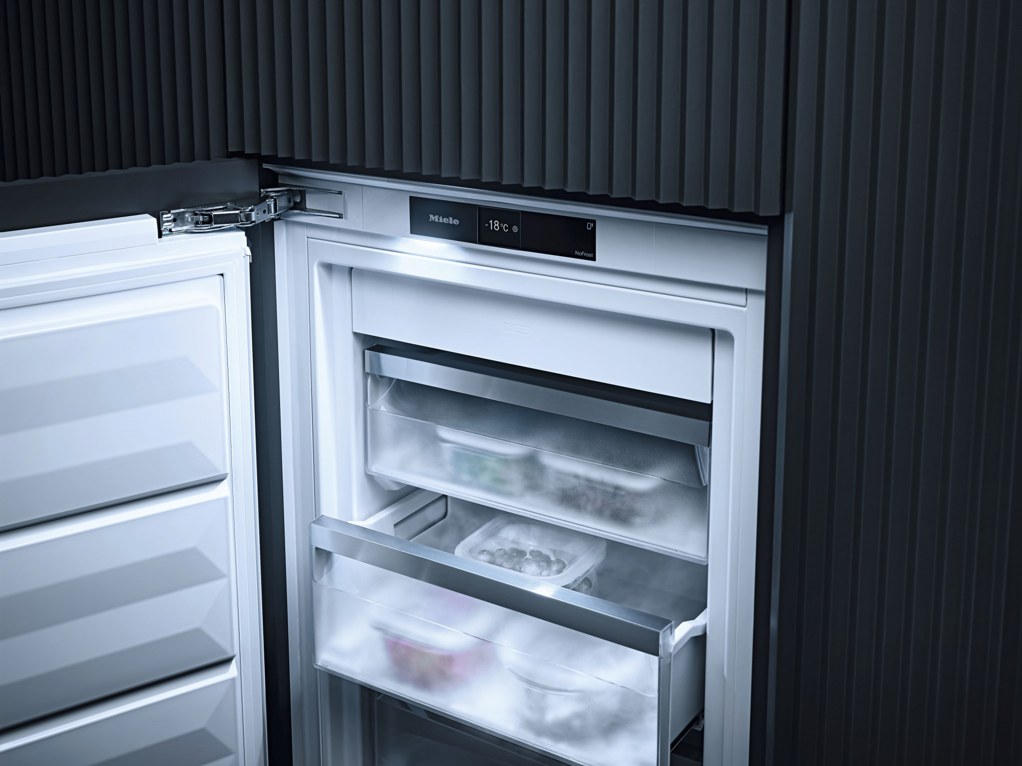 Морозильная камера встраиваемая Miele FNS7774D